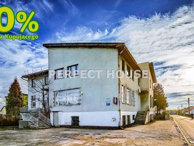 Przestronny biurowiec 870 m² z dostępem do infrastruktury