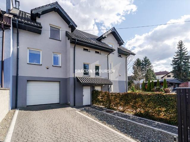 Przestronny bliźniak 156 m² z ogródkiem i garażem