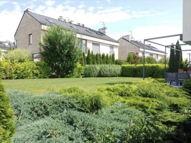 Przestronny bliźniak 200m² z garażem i ogrodem w Bielawie