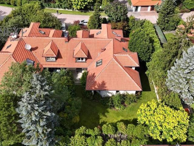 Do sprzedania przestronny bliźniak 356 m² w Konstancinie Jeziornie