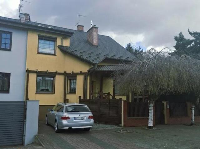 Przestronny bliźniak z ogrodem i dwoma mieszkaniami