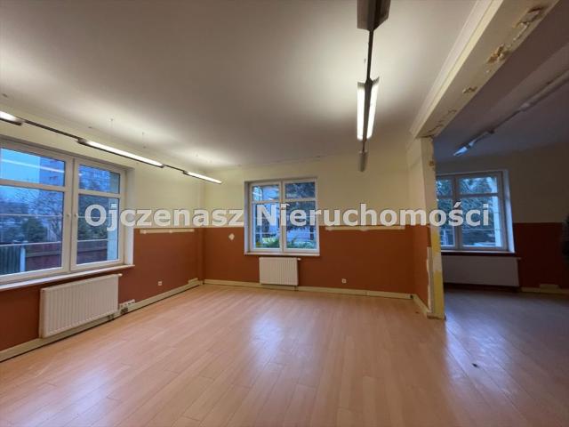 Przestronny budynek komercyjno mieszkalny 600 m² z parkingiem