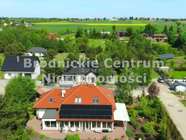 Przestronny dom 179 m² z ogrodem zimowym i oranżerią