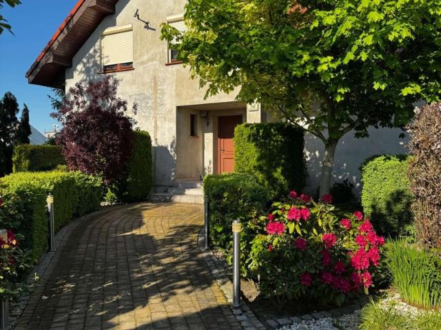 Przestronny dom z kominkiem i dużą działką 2500 m²