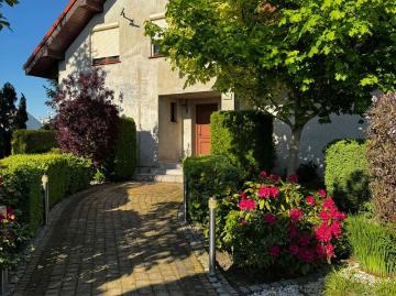 Przestronny dom z kominkiem i dużą działką 2500 m²