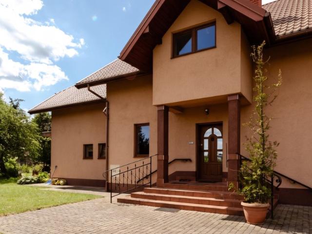 Przestronny dom 183 m² z kominkiem i garażem na dużej działce