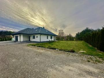 Przestronny dom 198 m² z garażem i dużą działką 17 arów