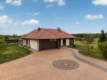 Przestronny dom 225 m² w otoczeniu natury i energii słonecznej