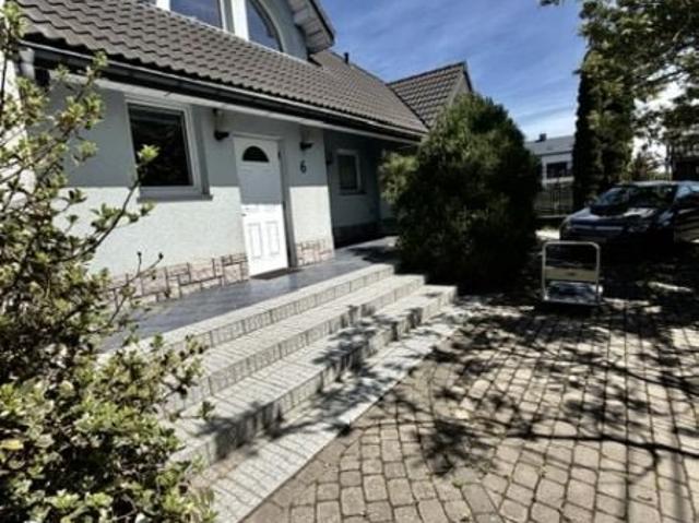 Przestronny dom 228 m2 z ogrodem i tarasem w Dawidach Bankowych