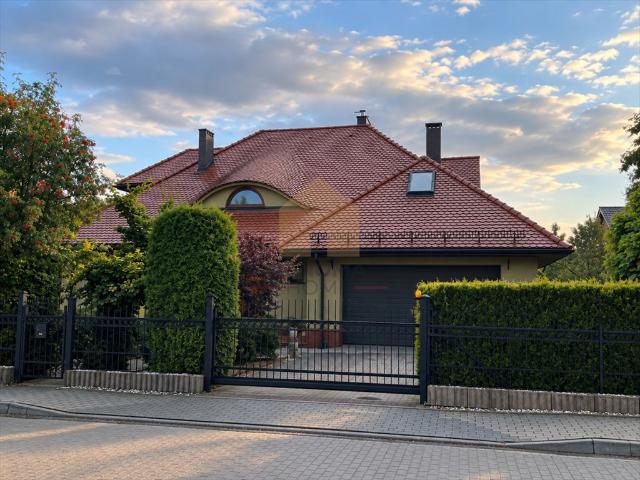 Przestronny dom 244 m² z garażem w Lutyni polecam