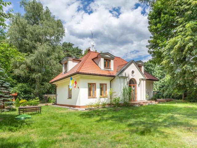 Przestronny dom 245 m2 z ogrodem i garażem w Wawrze