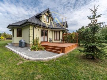 Przestronny dom 266 m² na dużej działce z garażem i ogrodem