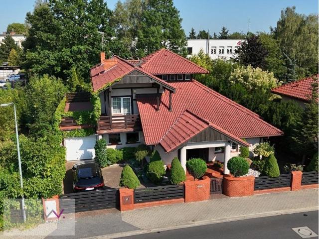 Przestronny dom 270 m² z tarasem, kominkiem i garażem zapraszam
