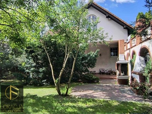Do sprzedania przestronny dom 280 m² z garażem i budynkiem gospodarczym