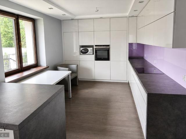 Przestronny dom 300 m2 z nowoczesnym wykończeniem