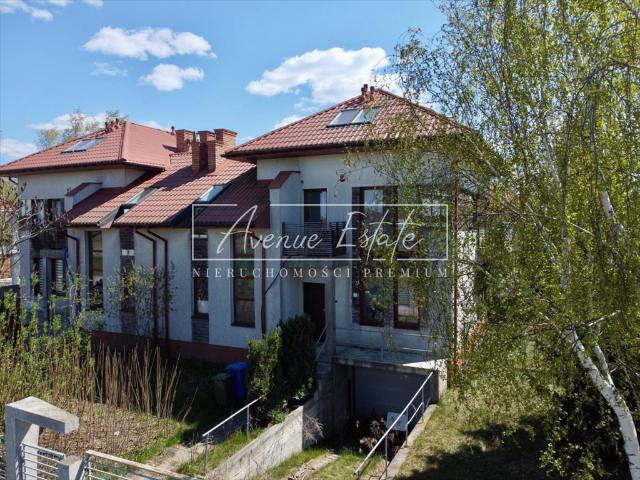 Przestronny dom 300 m² z 8 pokojami i garażem w Wilanowie