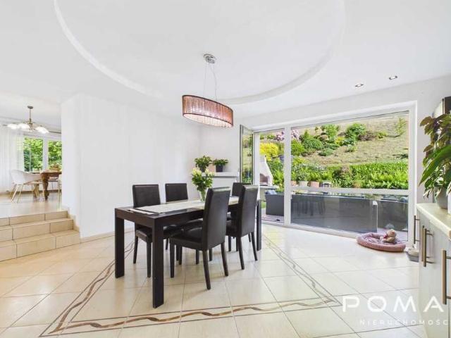 Przestronny dom 315 m² z pięknym widokiem i garażem