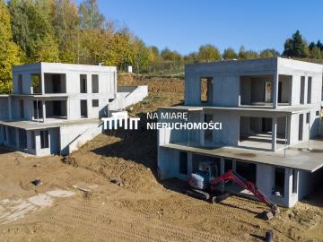 Przestronny dom 312 m² z dużym tarasem i działką 12 700 m²