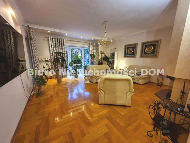 Przestronny dom 350 m² z dużą działką i garażami polecam!