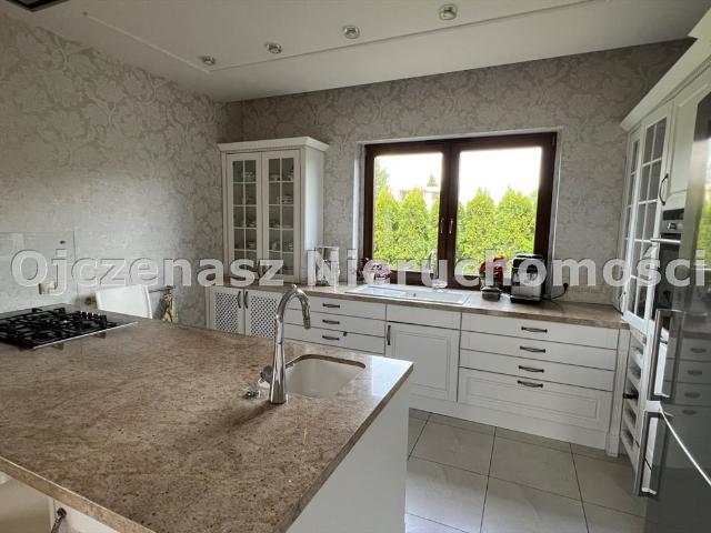 Przestronny dom 360 m2 z kominkiem i garażem w Niemczu