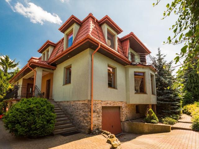 Przestronny dom 360 m² z 2 mieszkaniami i ogrodem