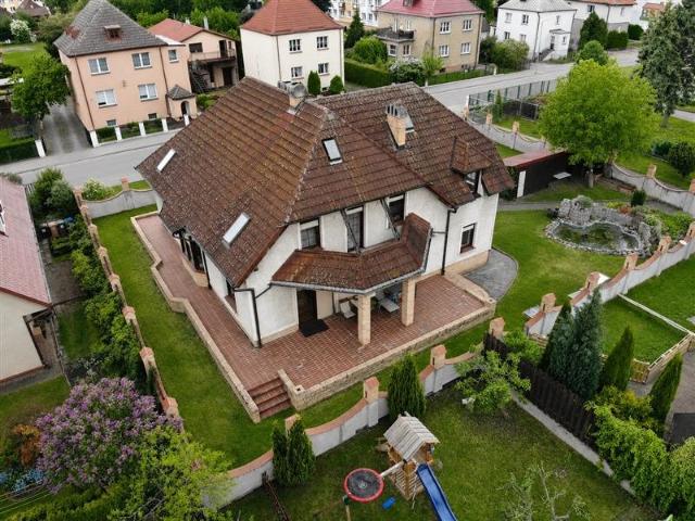 Przestronny dom 362 m² z ogrodem, garażem i możliwością działalności