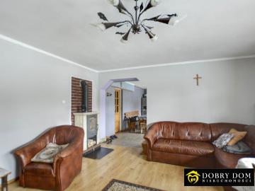 Przestronny dom 370 m² z budynkami gospodarczymi i kolektorami
