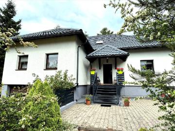 Przestronny dom 7 pokoi z kominkiem i garażem w Gaju Grzmięcy