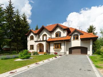 Przestronny dom 407m2 z ogrodem i garażem w Bartoszówce