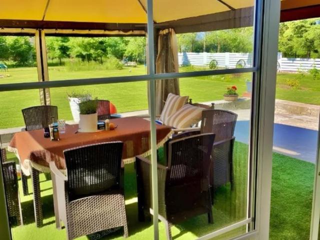Przestronny dom 430 m2 z 4 mieszkaniami, blisko plaży