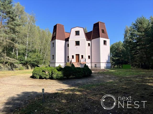 Do sprzedania przestronny dom 576 m² na dużej działce 10 364 m² w otoczeniu lasu