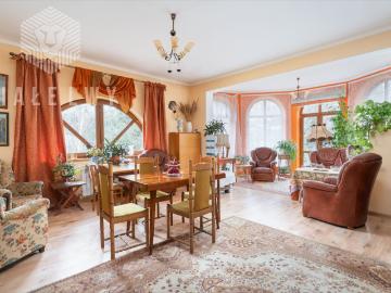 Przestronny dom 670 m² z 20 pokojami, garażem i ogrodem