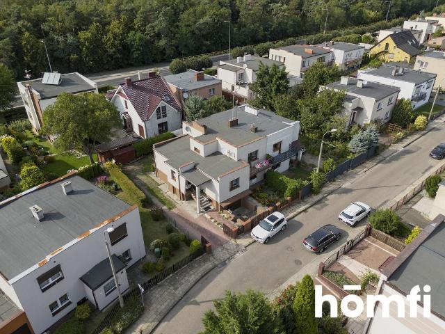 Przestronny dom z kominkiem, balkonem i garażem