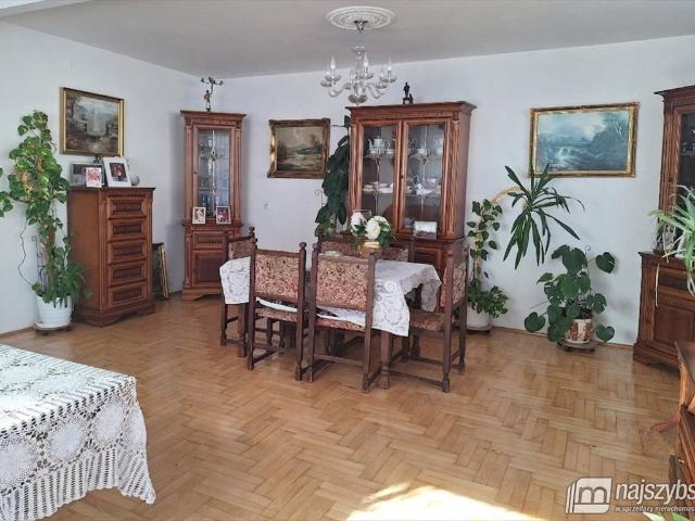 Przestronny dom bliźniak z garażem i tarasem