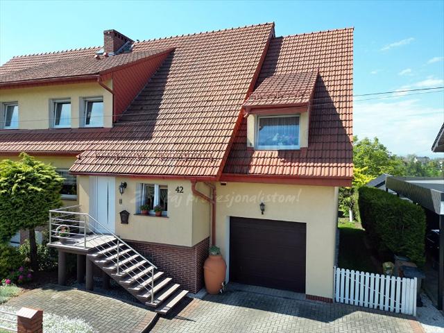 Przestronny bliźniak z ogrodem, kominkiem i solarami