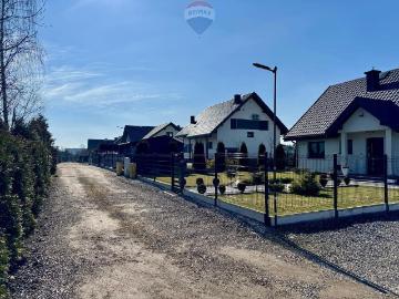 Przestronny dom deweloperski z dużym ogrodem i garażem