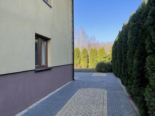 Przestronny dom dwulokalowy z garażami i 10 pokojami