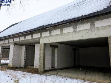 Przestronny dom w stanie surowym z dużą działką i garażem