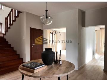 Przestronny dom w stylu modern cottage z ogrodem i tarasami