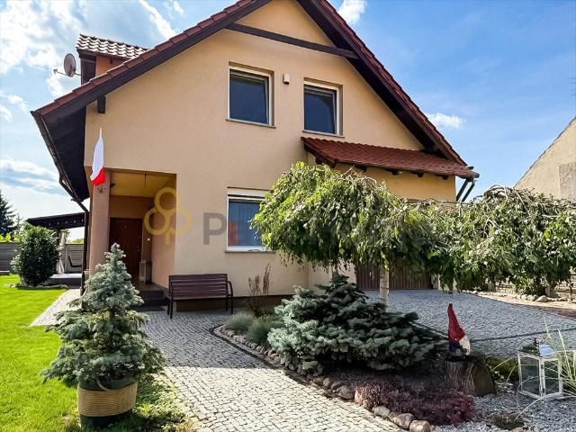 Przestronny dom wolnostojący z garażem i nowoczesnym wykończeniem