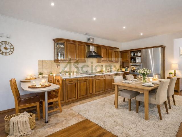 Przestronny dom wolnostojący 213 m² z dużą działką i garażem
