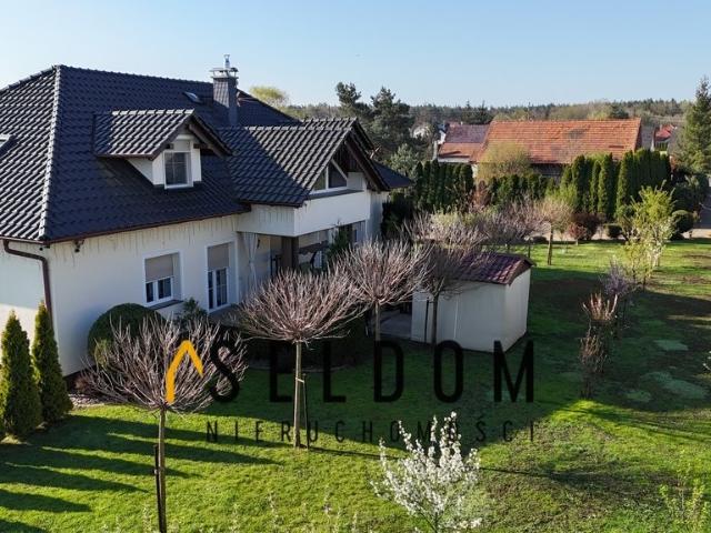 Zapraszam do obejrzenia przestronnego domu 344 m² z garażem i dużą działką