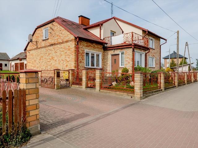 Do sprzedania przestronny dom z 6 sypialniami i dużą działką