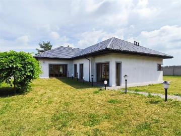 Przestronny dom z 6 sypialniami, dużym salonem i garażem