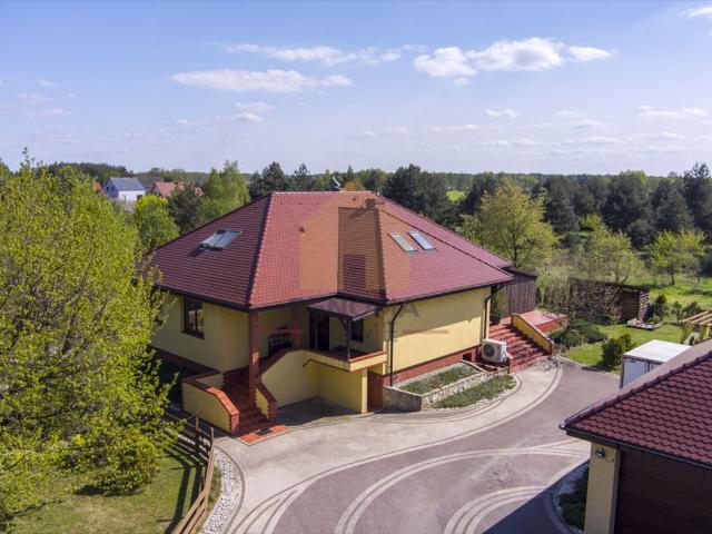 Przestronny dom z tarasem i garażem w Chrząstawie Wielkiej