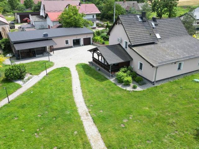 Przestronny dom z własnym stawem i garażem w Grabinie
