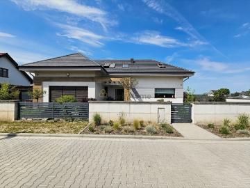 Przestronny dom z antresolą, 232 m², komfort i światło