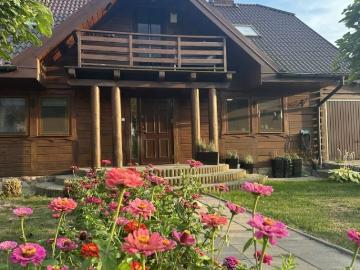Przestronny dom z bali 142 m2 z garażem i ogrodem