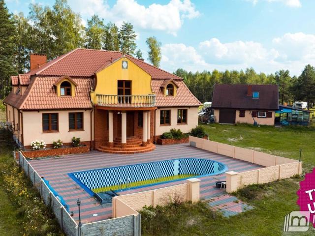 Przestronny dom z basenem i domkiem gości w Białym Borze