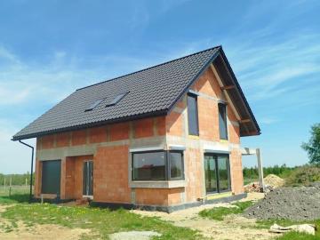 Przestronny dom z cegły, poddaszem i dużą działką